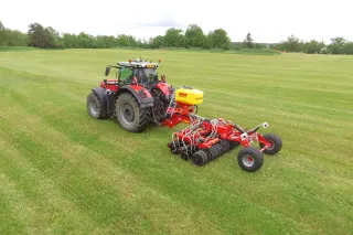 Traktor se secím strojem SMS Agro SMART 400 na louce
